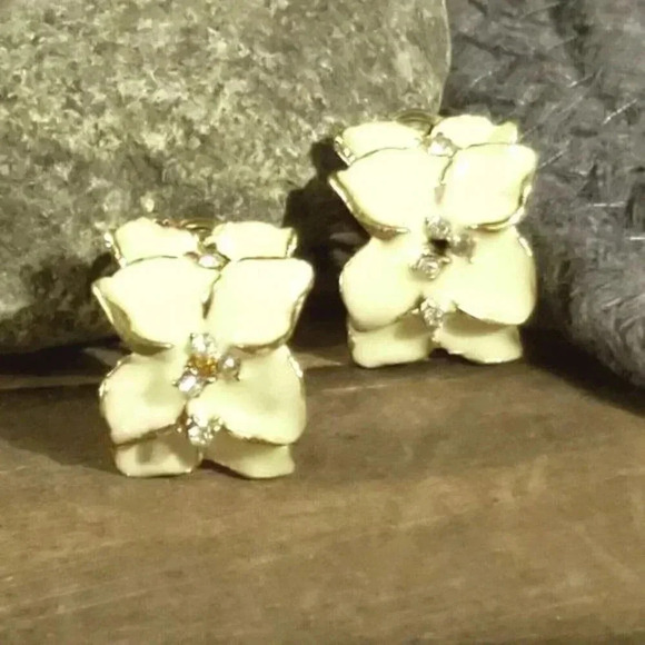 Winter White Glossy Enamel Tropical Flowers Austrian Crystal Gold Tone Earrings - Picture 2 of 8